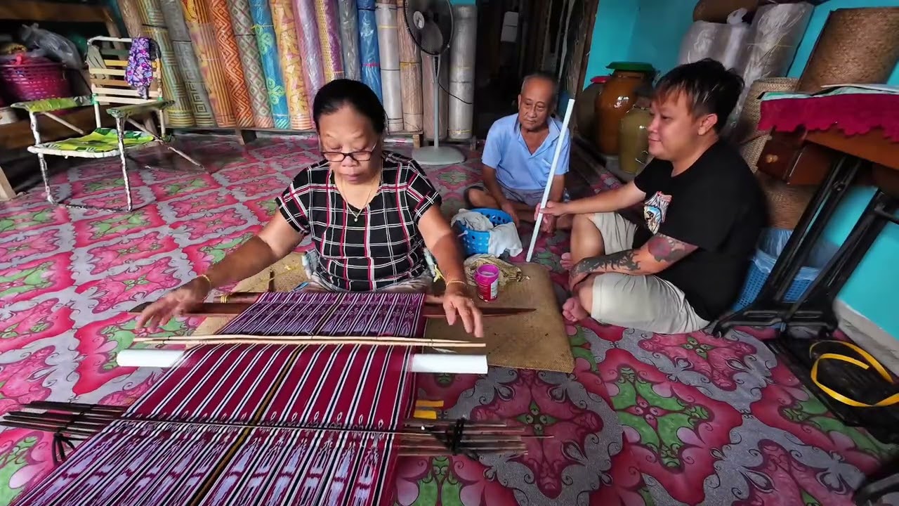 KALAU TAK KE KEBUN KUMANG JAWAI MEMBUAT TENUN PUA KUMBU // SEROANG IBU YANG SERBA BOLEH // 
