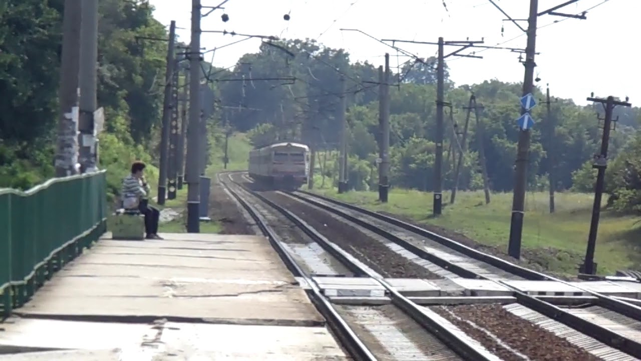 Электропоезд ЭР2Т-7106 на перегоне Покотиловка - Мерефа проходит платформу Высокий