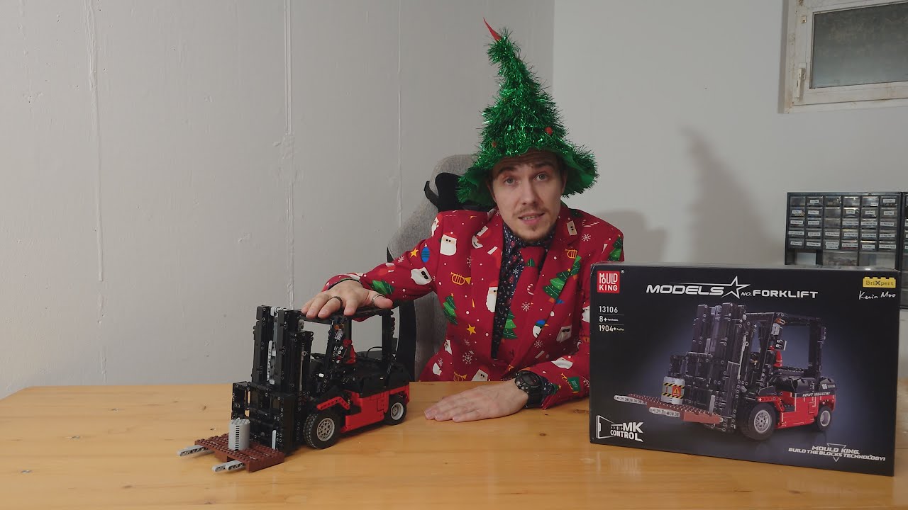 A weird christmas tree driving a forklift - MouldKing #13016 Forklift