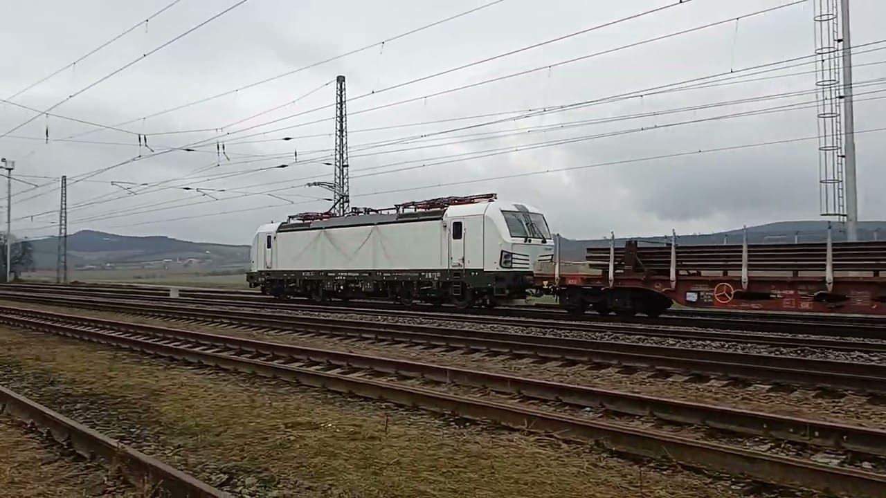 Pomalý průjezd bílého vectrona s kolejnicemi v Polepech 8.2.