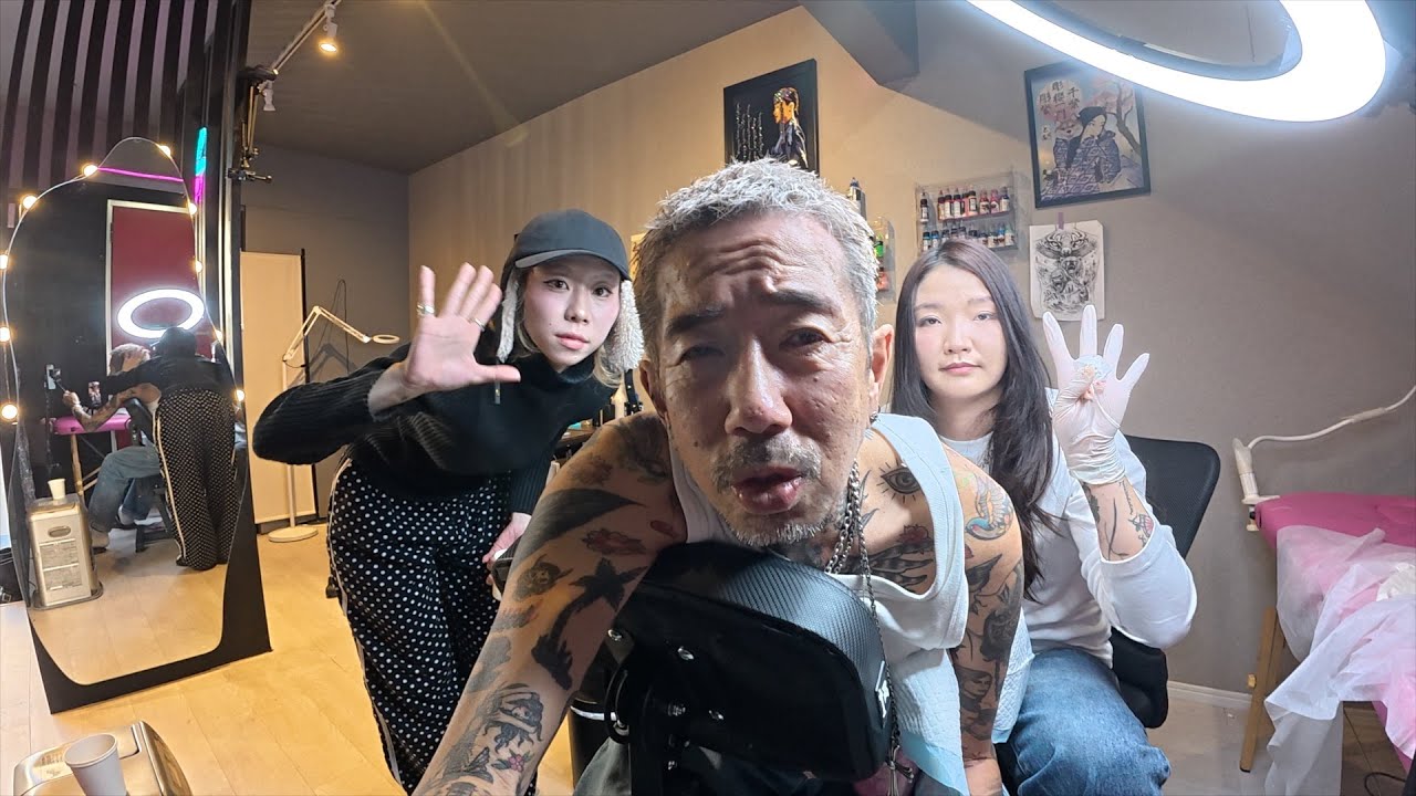 美女両手にタトゥー入れてもらった