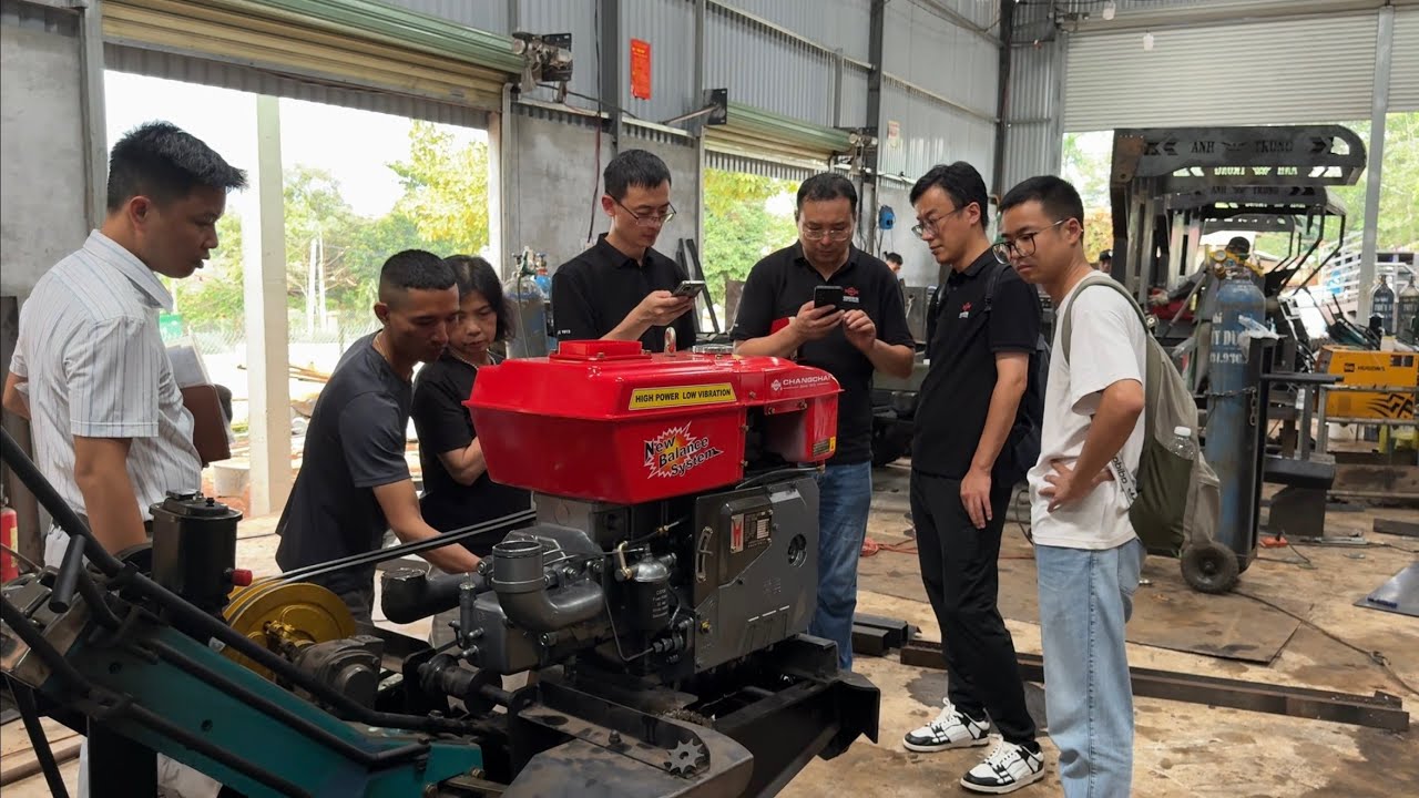 Kỹ sư Trung Quốc bên nhà máy changchai lên tặng qua cơ khí Anh Trung