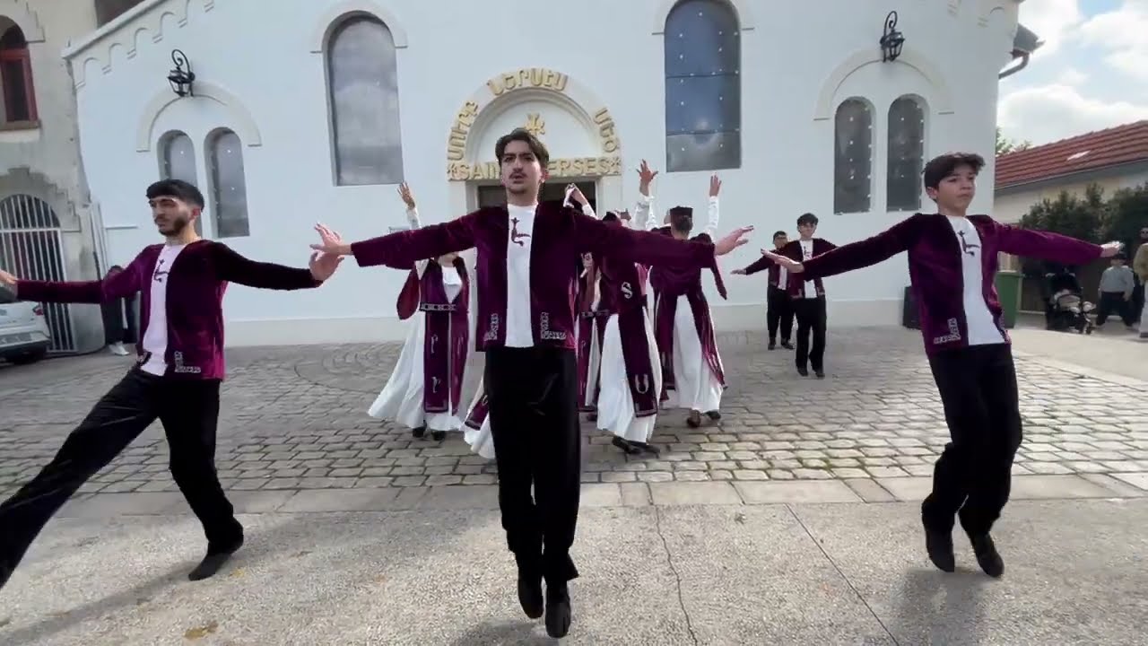 Մեսրոպյան դպրոցի սաների պարը : Les danses arméniennes des élèves de l’Ecole Arménienne Mesropyan