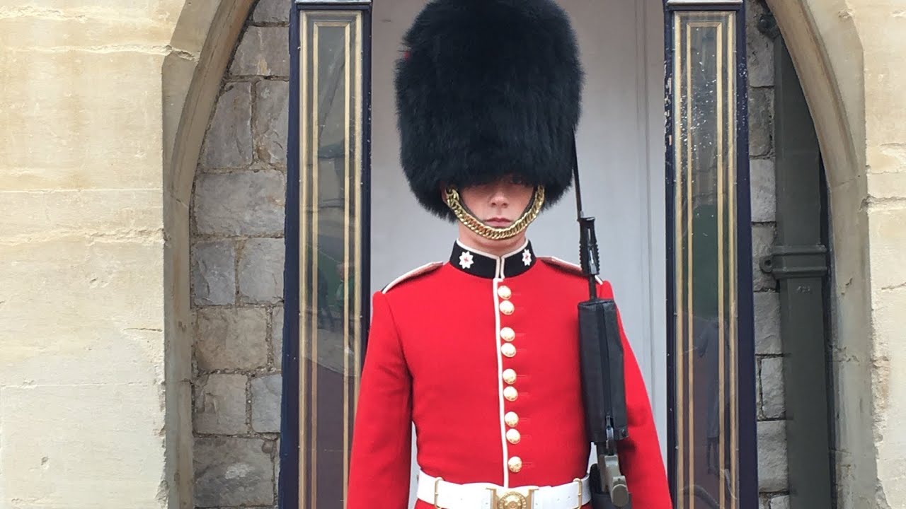 No. 7 company Coldstream Guards guarding Windsor Castle (10.10.20) *RARE* Bentley Footage