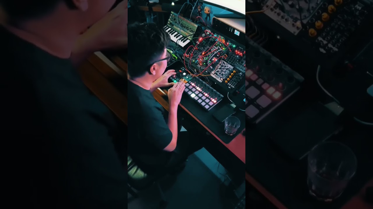 Clep Diaz: Eurorack module for killer basslines! Step sequences, random CV, tempo-synced LFOs.