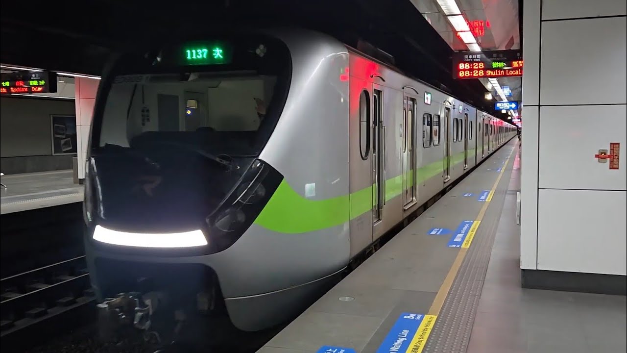 4154次北湖發車經由宜蘭線開往瑞芳的銀綠色微笑號EMU900型十輛一編組EMU951區間車，和1137次基隆發車經由山線開往苗栗的銀綠色微笑號EMU900型十輛一編組EMU909區間車