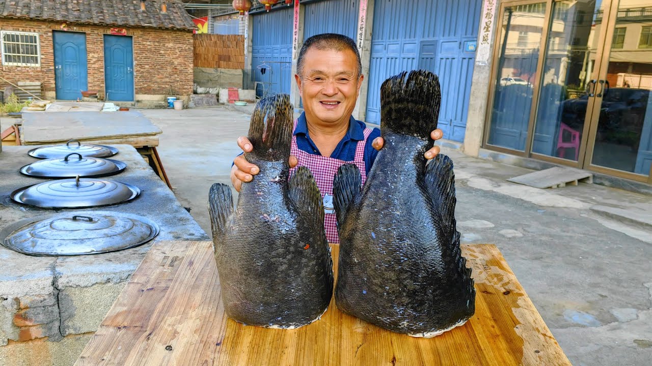 2條巨型石斑魚尾，做蒜香魚塊滿滿壹鍋，12人敞開肚皮吃