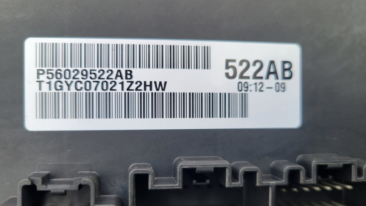 Расположение и снятие модуля управления раздаточной коробкой Jeep Liberty 2012 года