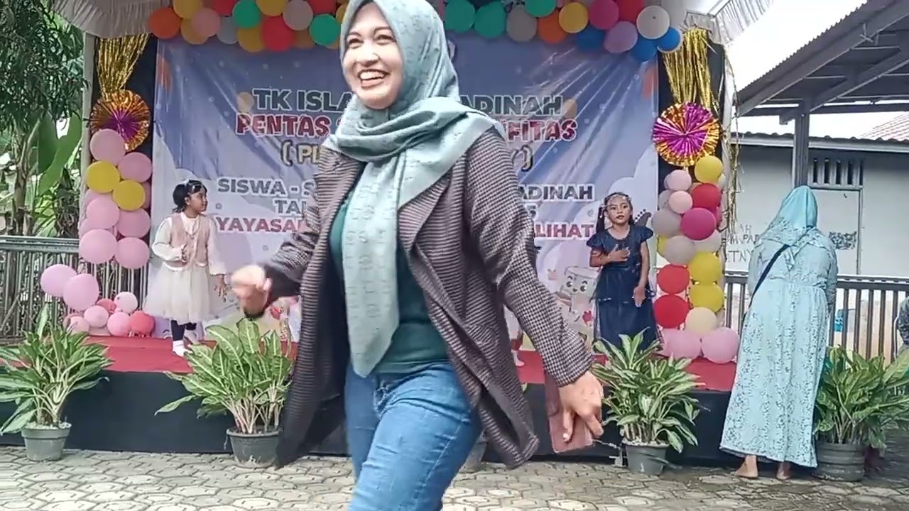 Tarian india dd tiara dan teman