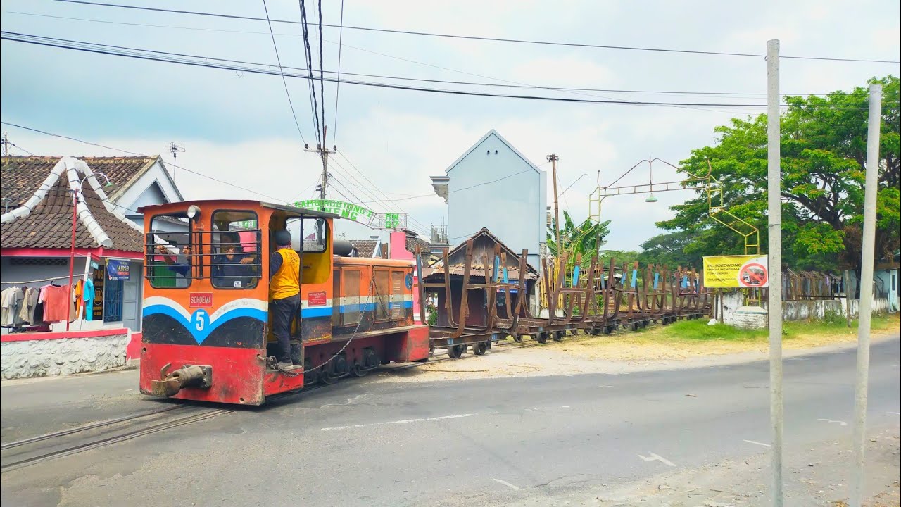 Lokomotif Diesel Schoema 5 Milik Pabrik Gula Soedhono Geneng Ngawi Saat Menarik Lori Kosongan