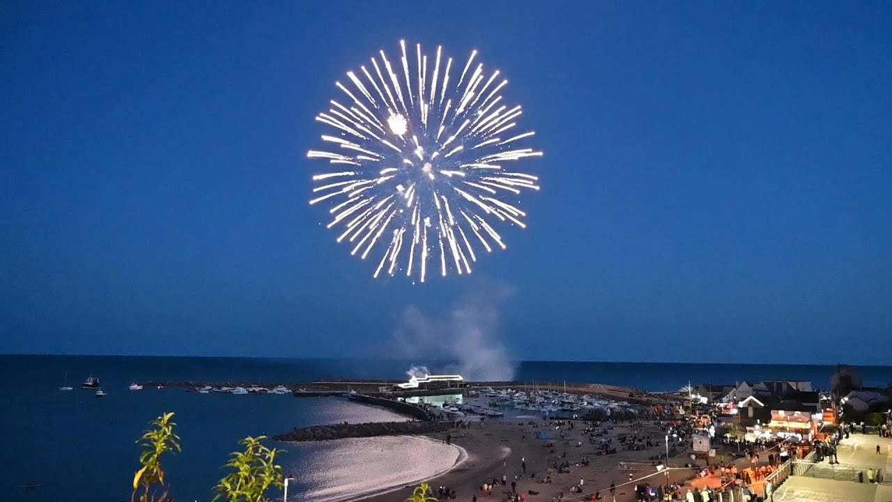 Spectacular Fireworks Light Up Lyme Regis 01/08/25