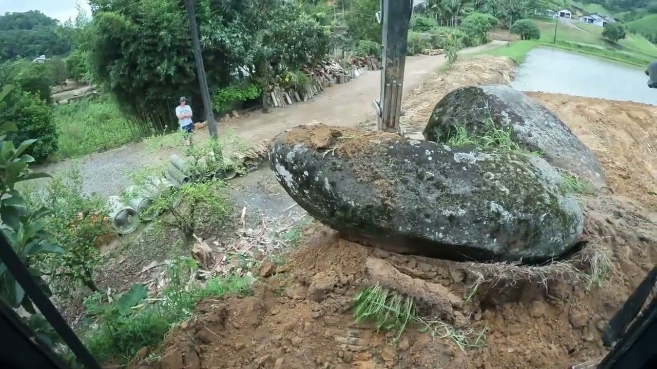 Escavadeira enterrando pedras enormes 😱