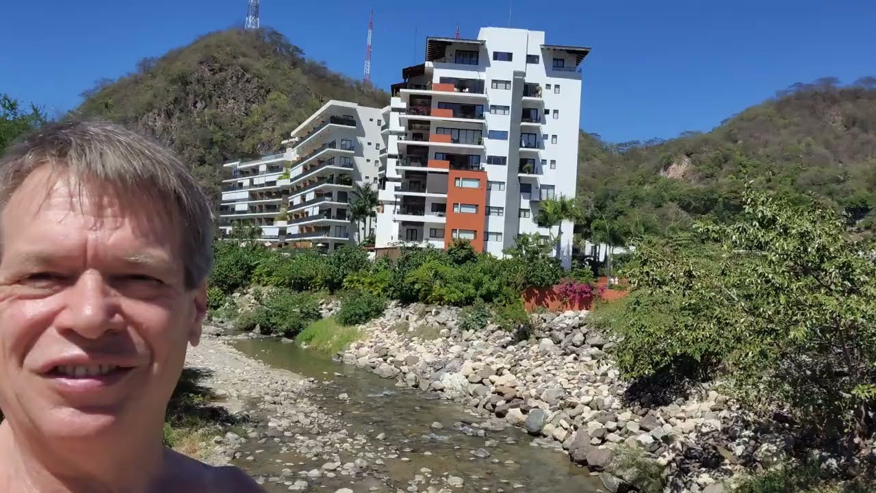 Meeting New & Interesting People on the Río Cuale 