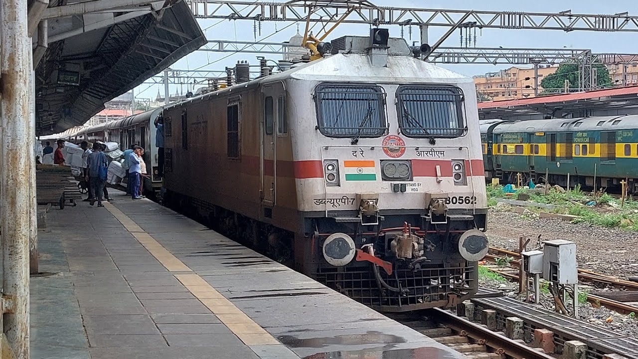 22159 : RPM WAP7 led MADRAS EXPRESS' arrival & departure from Thane Station!!