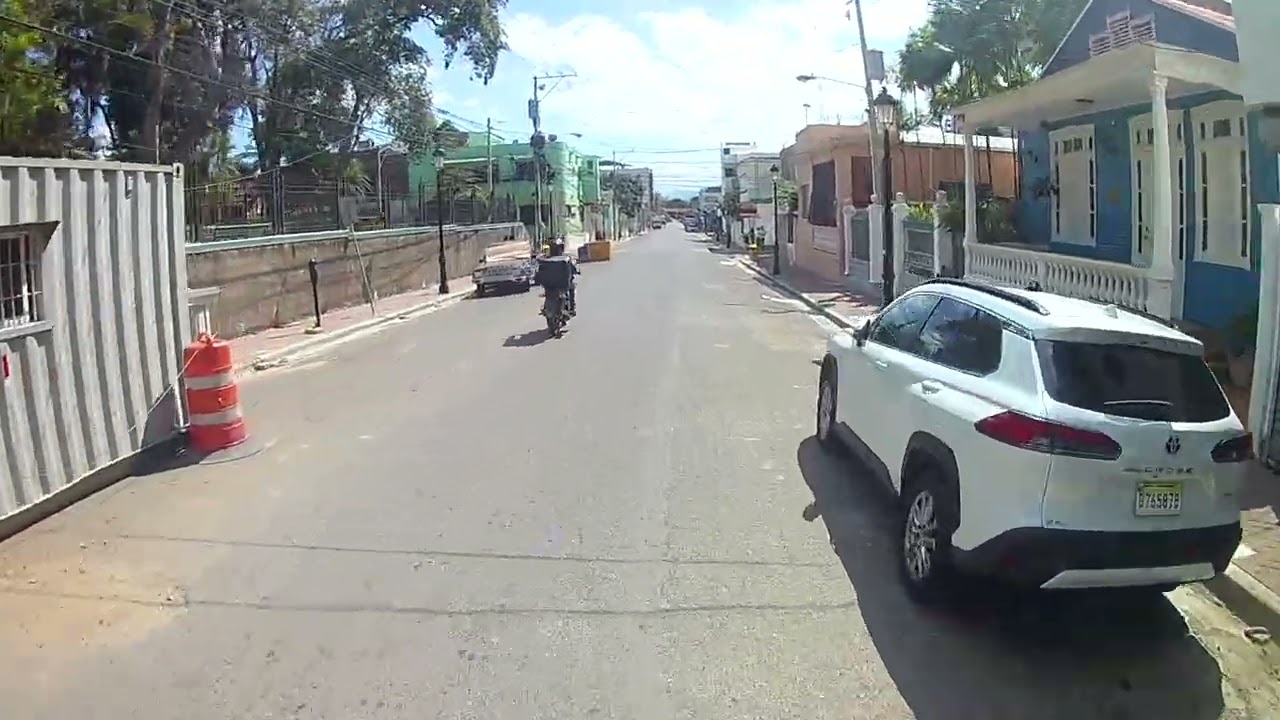 Corriendo bicicleta en el centro de la ciudad