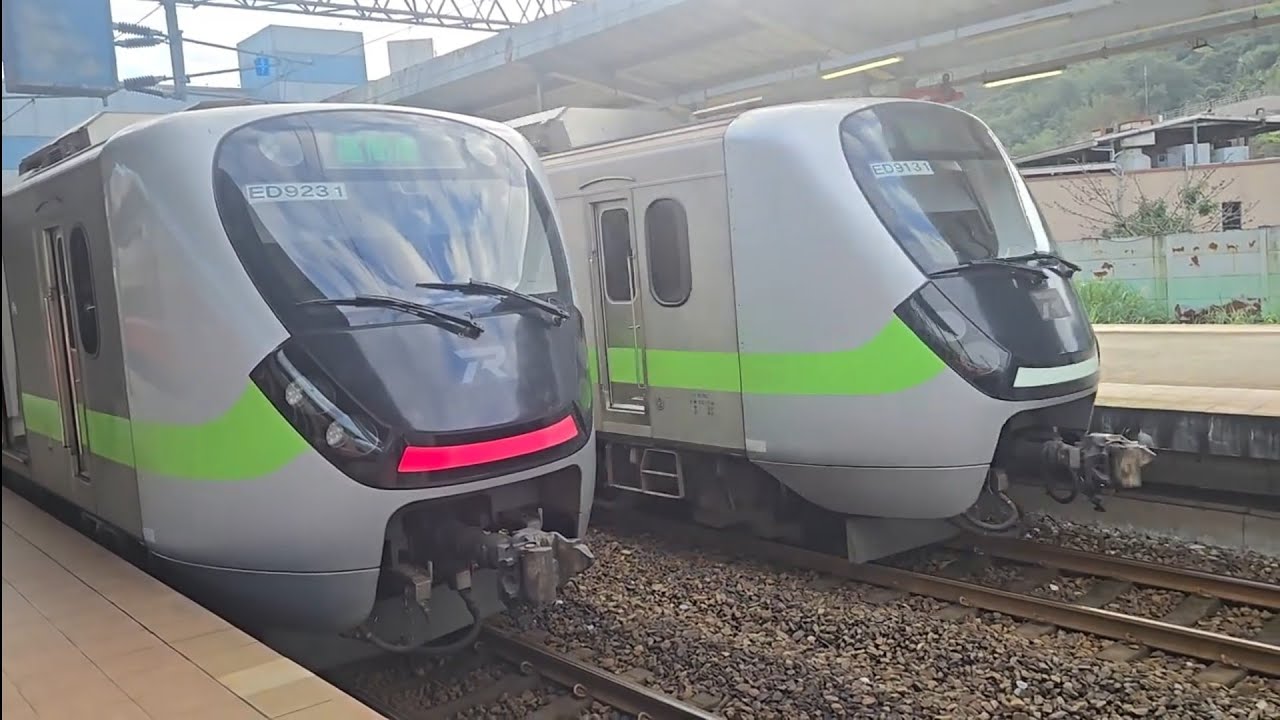 1124次北湖發車經由西部幹線開往基隆的銀綠色微笑號EMU900型十輛一編組EMU923區間車，和1137次基隆發車經由山線開往苗栗的銀綠色微笑號EMU900型十輛一編組EMU913區間車