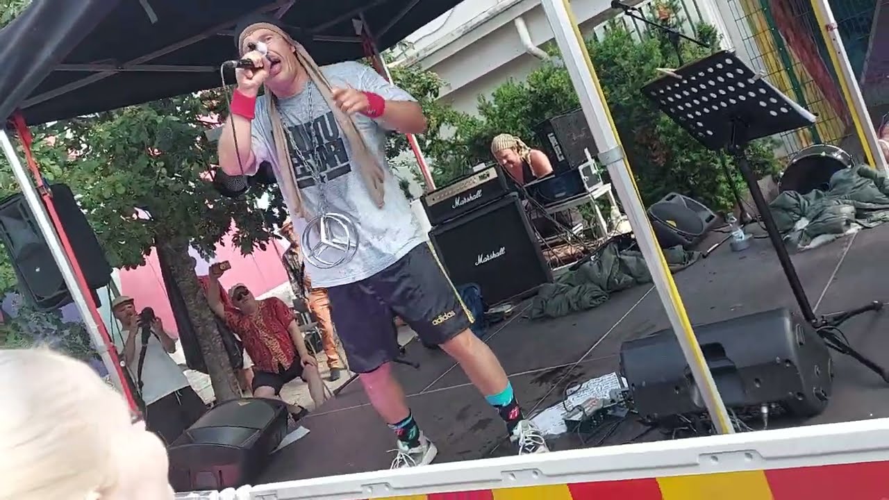Notkea Rotta - Maailma on rotta (Live @ Kontulan ostari)