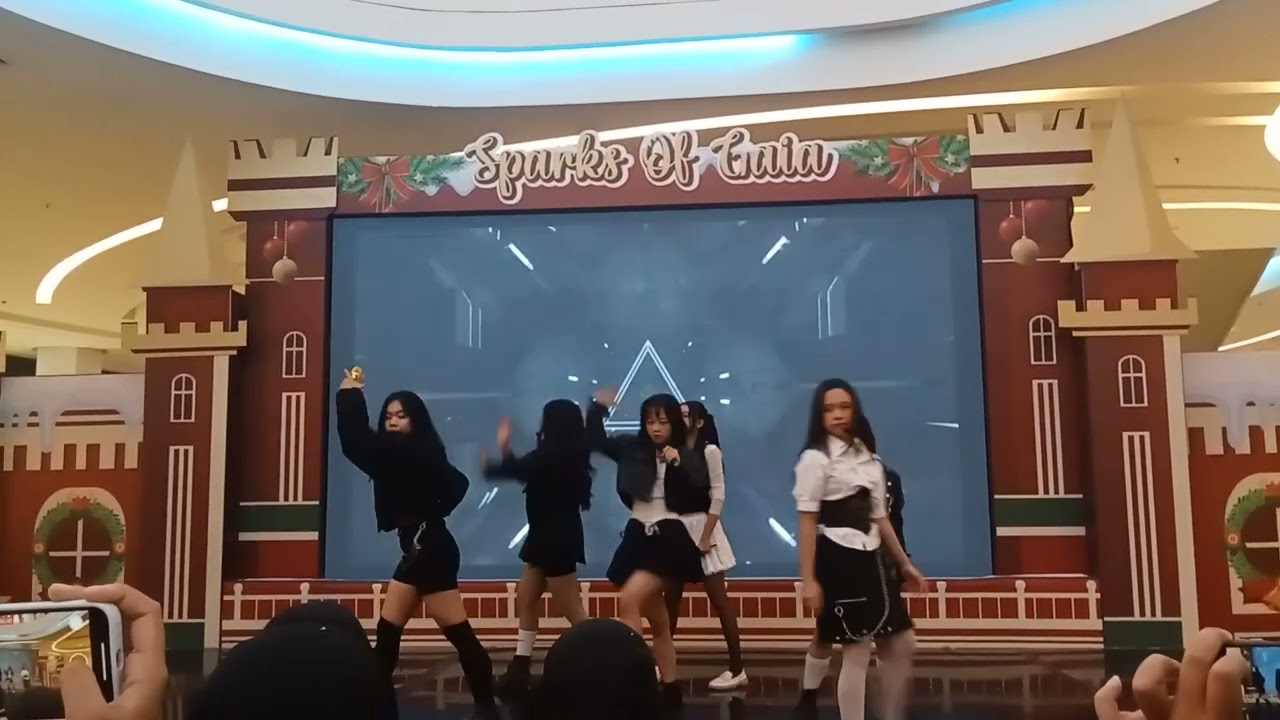 Acara k.pop hallyu power dance korea di center atrium gaia bumi raya city mall 