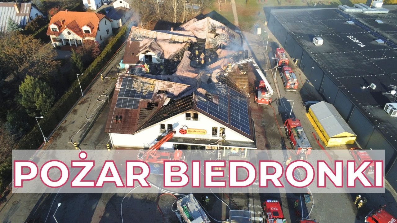 POŻAR BIEDRONKI W PŁOŃSKU - ZAWALIŁA SIĘ CZĘŚĆ DACHU