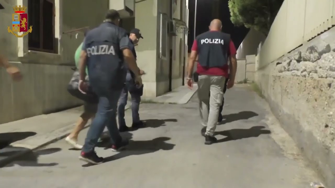 Blitz della polizia a Bari San Girolamo: cinque arresti per tentata estorsione con metodo mafioso