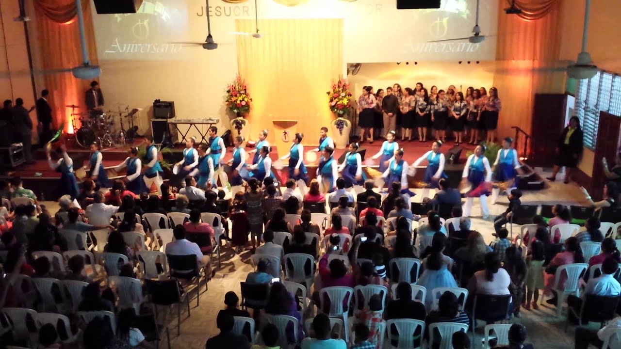 Danza Sube la alabanza con panderos