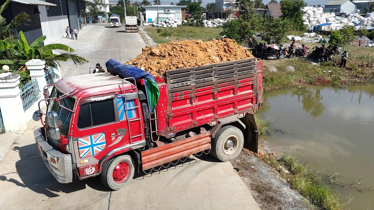 Nicely quickly working!! Perfect landfills by dump truck & Operators Bulldozer push filling