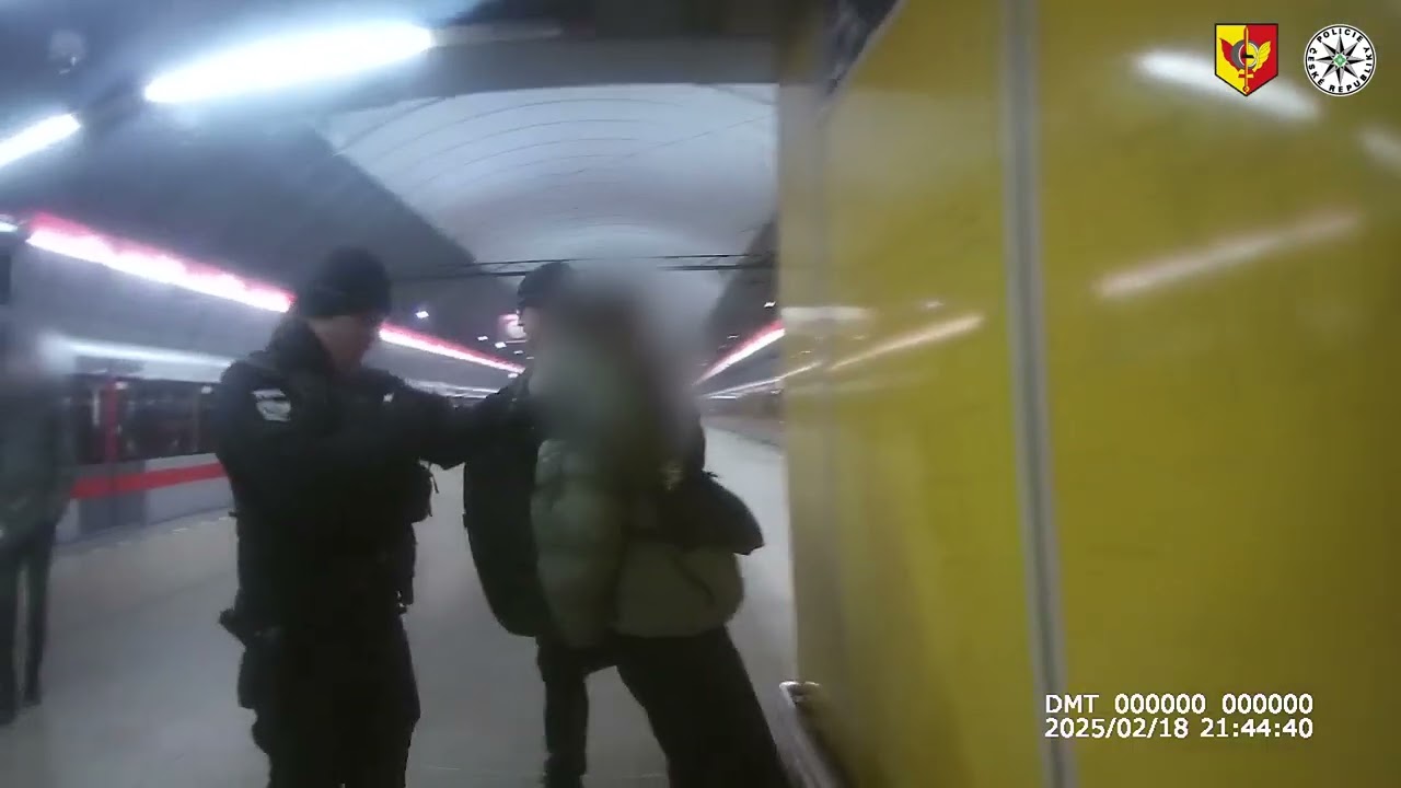 Policie ČR: Zadržení muže s nožem v metru