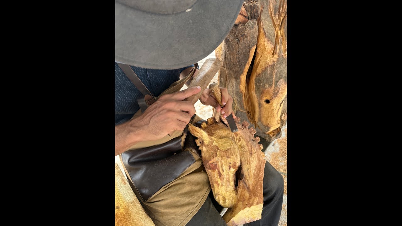 Finalizando escultura de cavalo em cadeira!