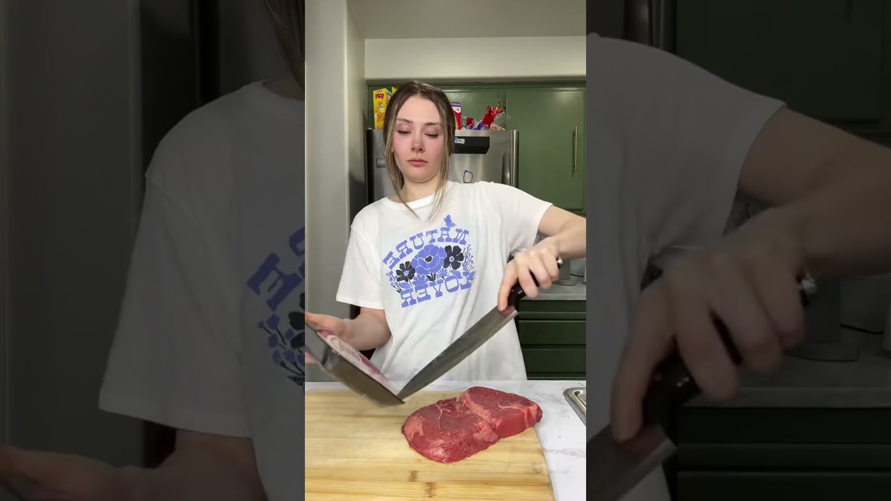 Кусочки стейка, жареный картофель и куча чеснока 🙂 : #short #shorts #amanduhh