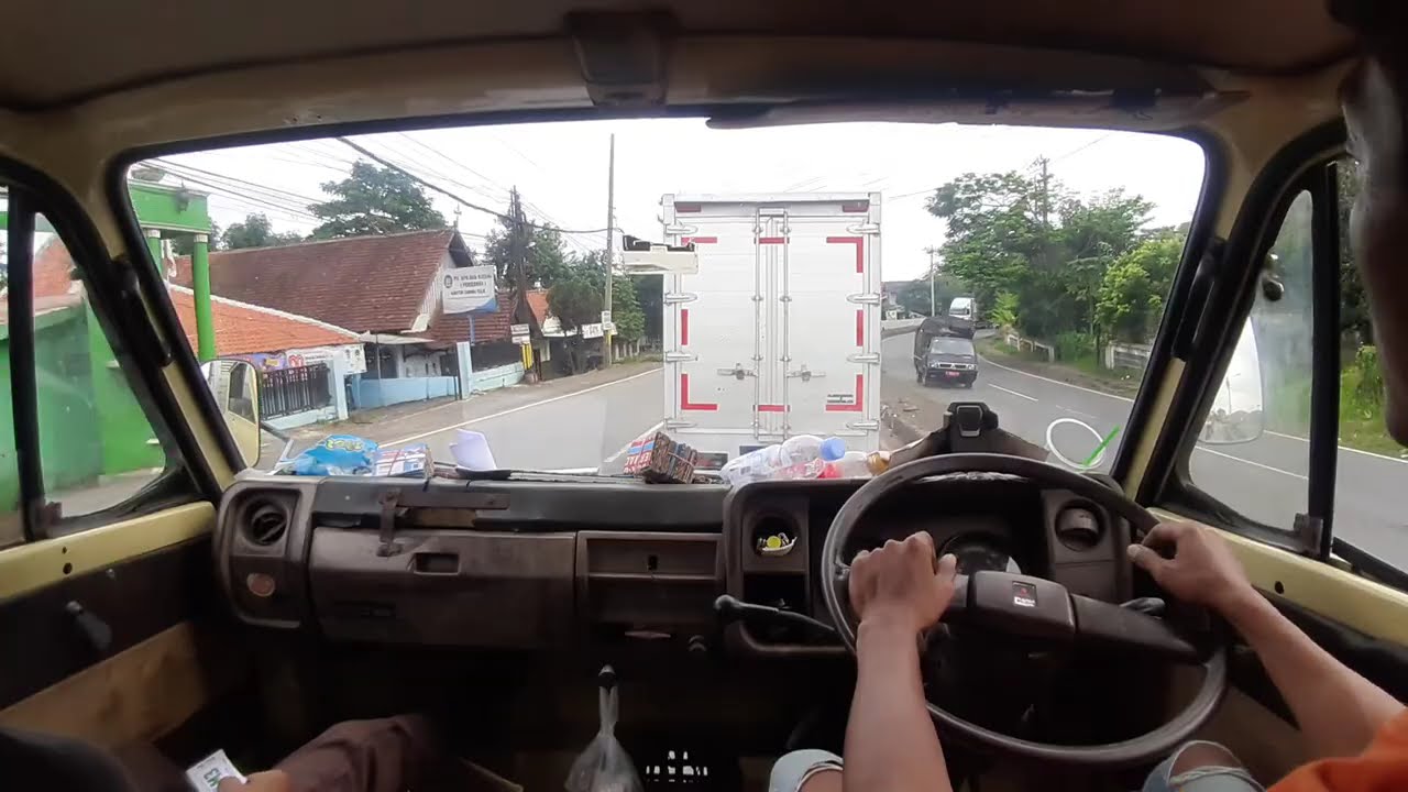 Jalur Sempit Banget! Hampir Tersenggol Truk Tronton yang Mendadak Belok