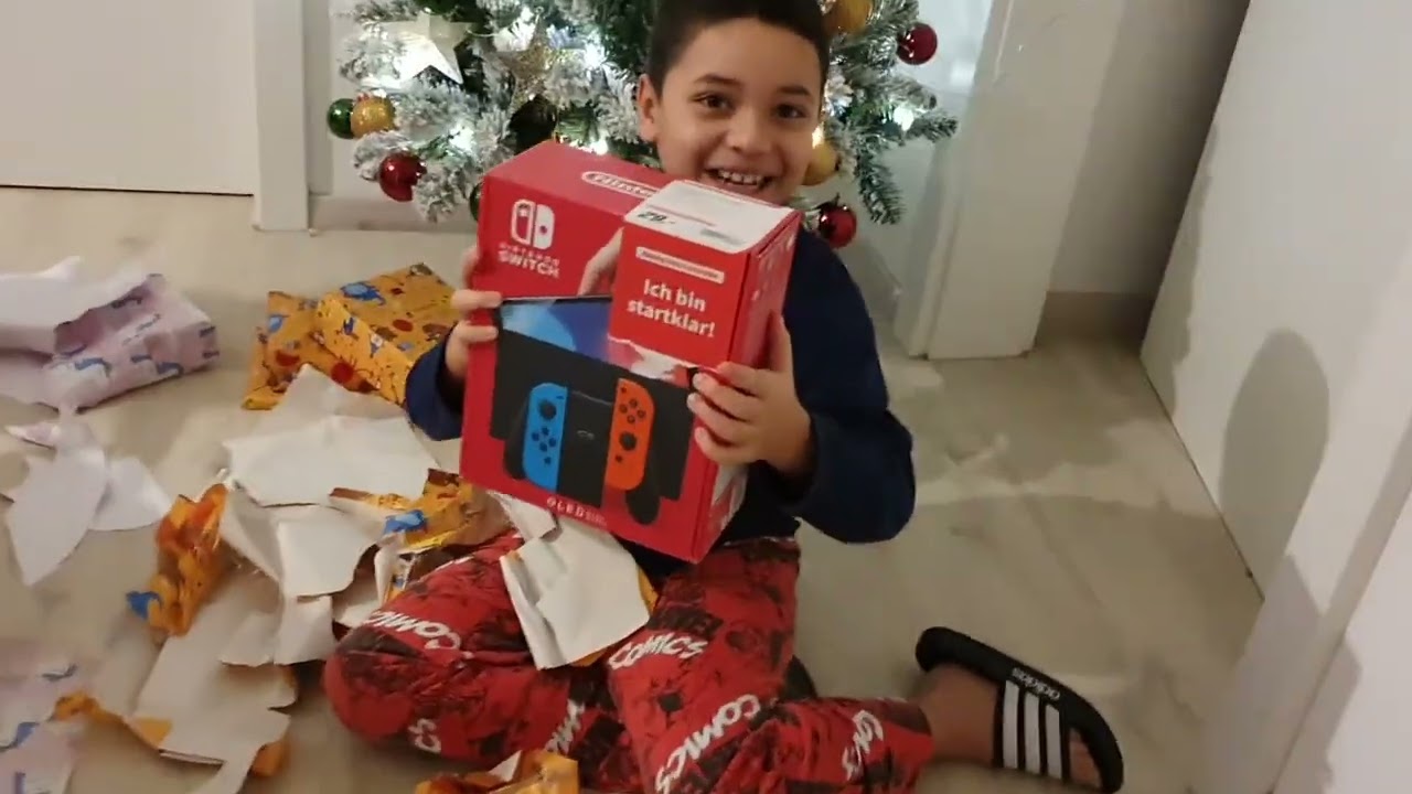 DISFRUTANDO LOS REGALOS RECIBIDOS DEL NIÑO DIOS CON MI HERMANA EN AUSTRIA 2023