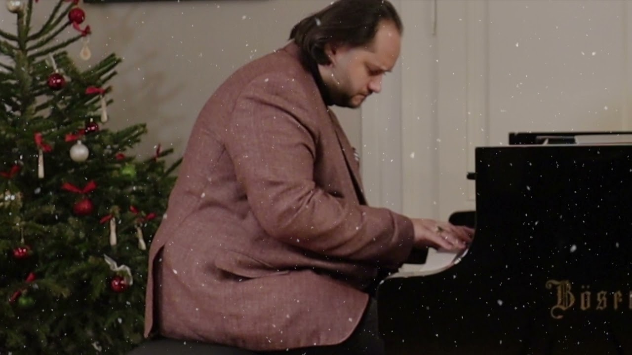 Frantisek Janoska plays White Christmas