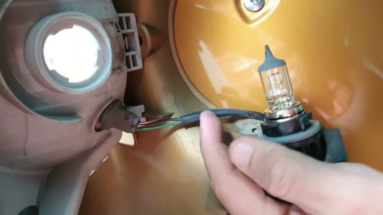 Farol de LED Super Branca na Honda Lead | Upgrade de Iluminação (Passo a Passo) #FVCM