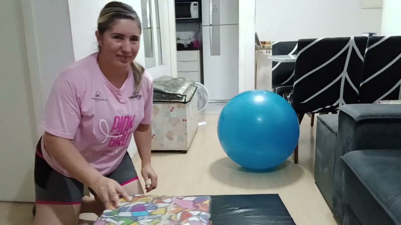 Matt pilates com bola sueca  ou banquinho .