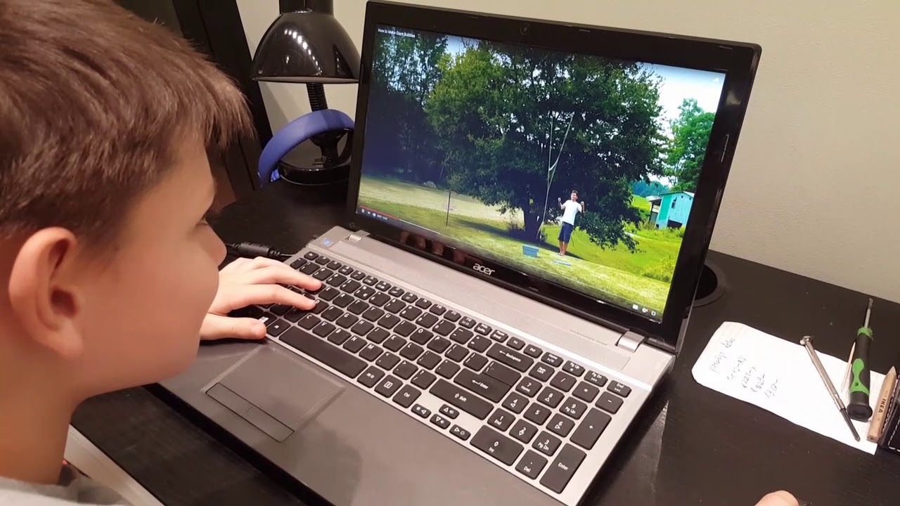 Mažvydas daro muilo burbulus