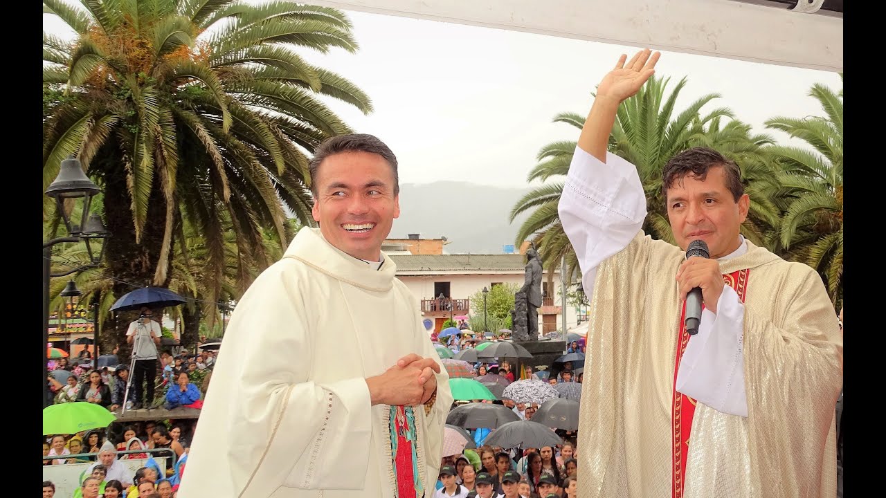 Padre Chucho y Padre Wilson Perilla, bailando Chipi Chipi en Guateque , Sumercé!