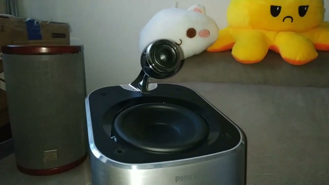 Philips MCD900 SoundSphere speakers playing Dire Straits