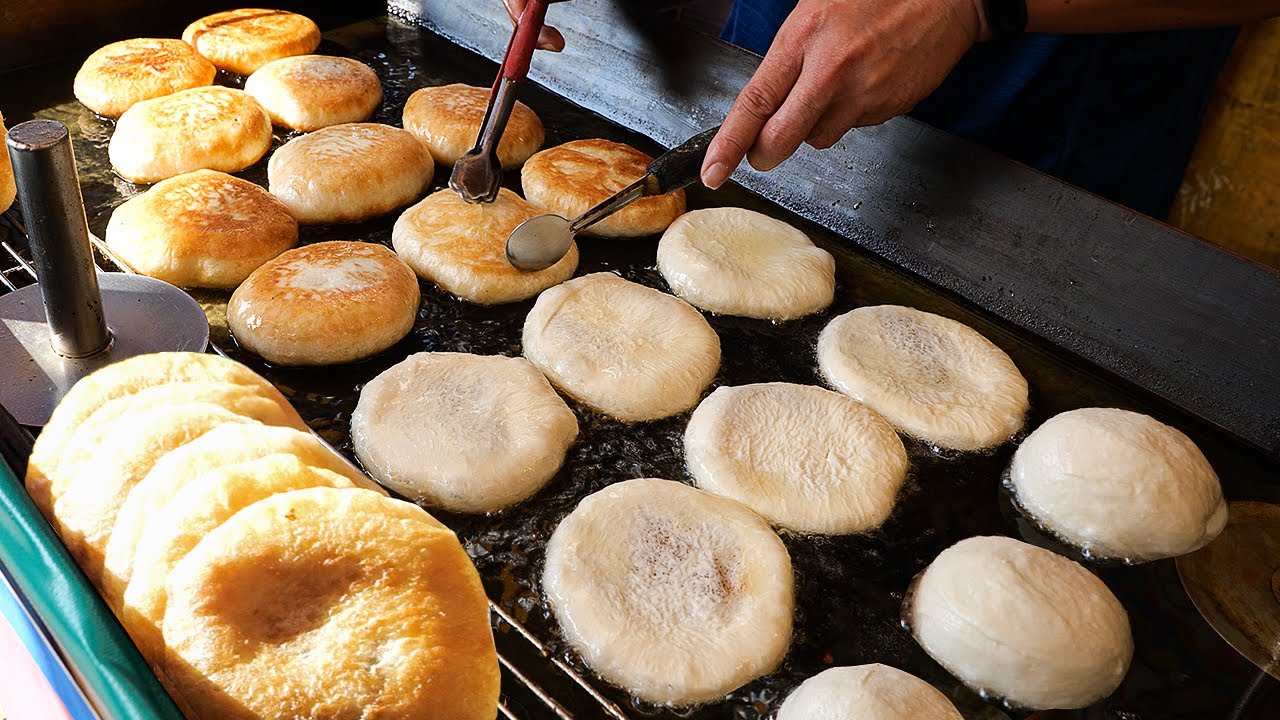 Популярные жареные сладкие блинчики, хотток - корейская уличная еда