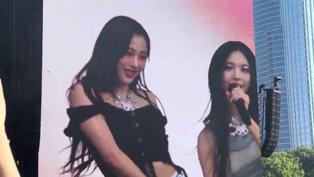 NewJeans - OMG (Live Band) fancam at Lollapalooza (8/3/23)