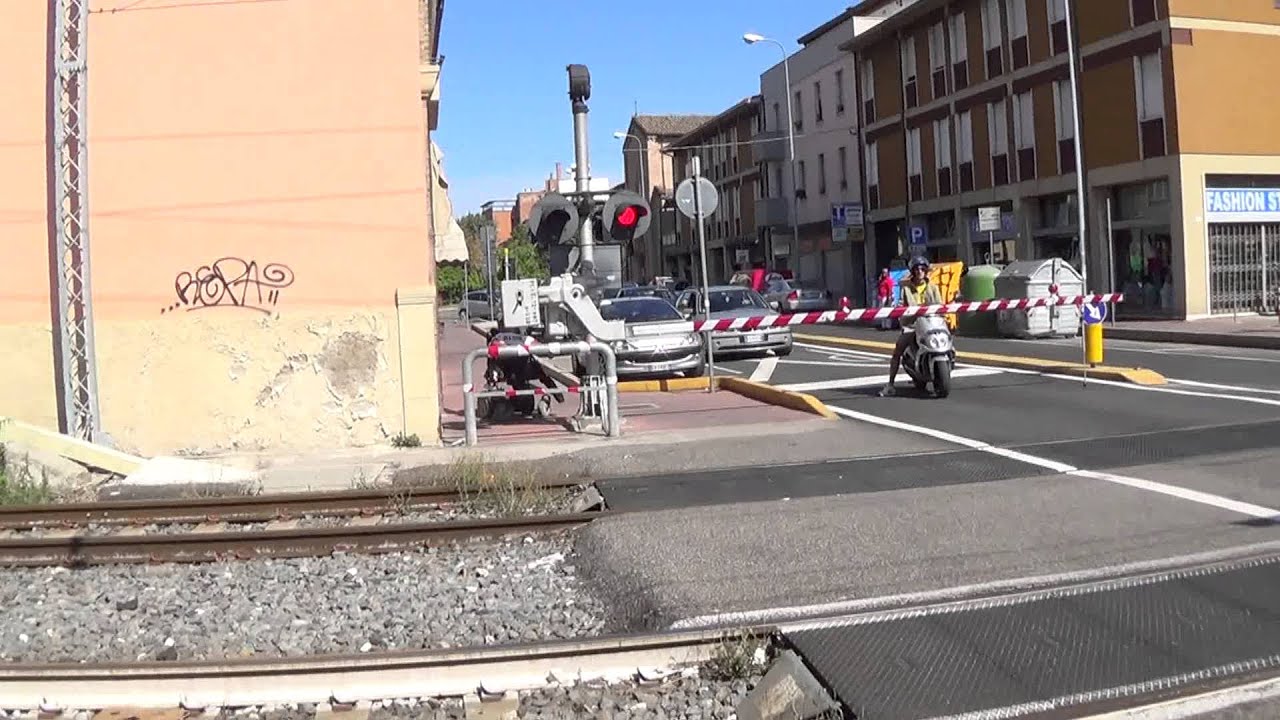 Passaggio a livello con semibarriere di via Candiano - Ravenna #2 / Level Crossing