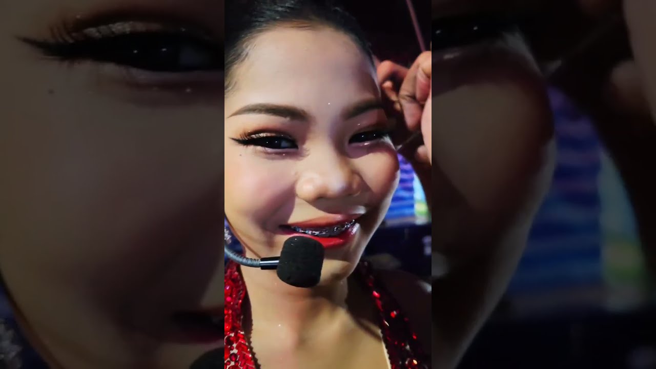 อิหล่าอ๊ะอายชุดสีแดงสวยมาก
