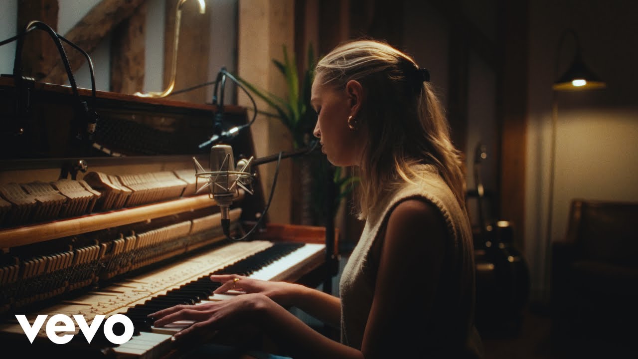 Ella McRobb - First To Apologise (Live)