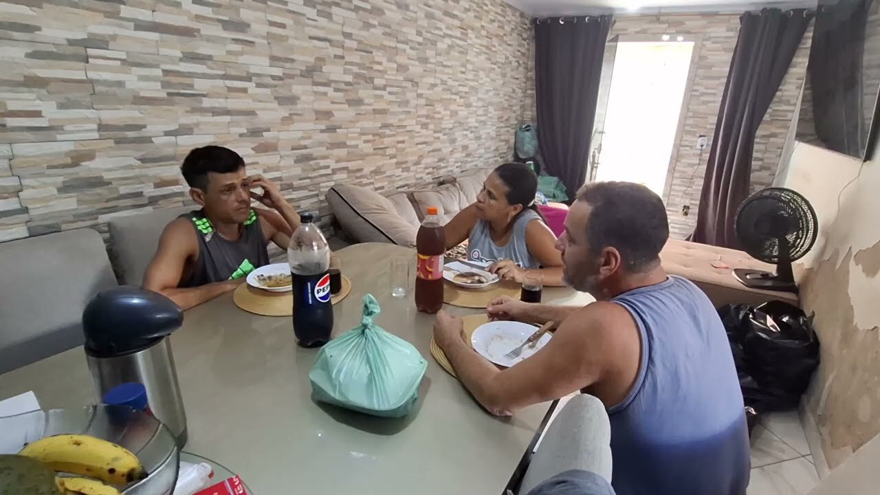 Olha que mutirão animado pra guardar as cervejas 
