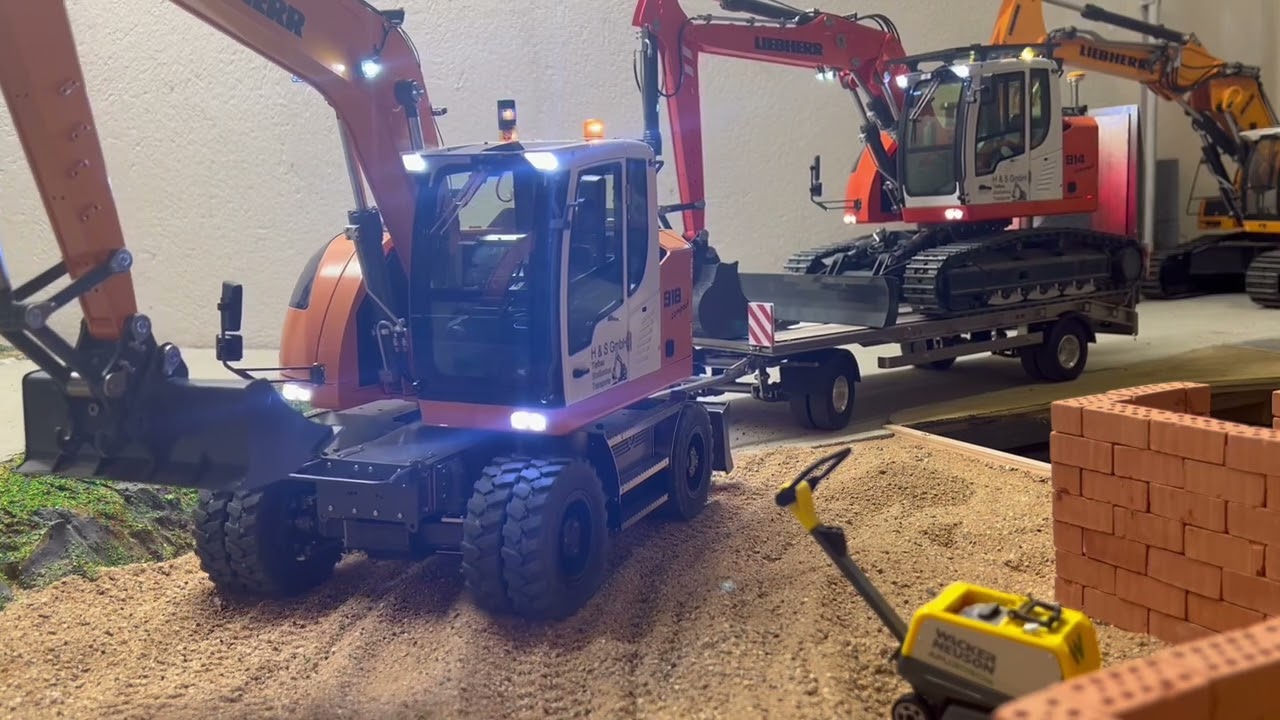 Liebherr Mobil-Bagger 918 Compact bringt einen 914er Kettenbagger zur Baustelle