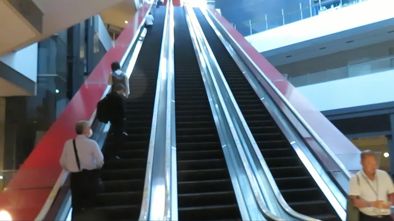 横浜・みなとみらい駅「長いエスカレーター」 前面展望①上り(地下３Ｆの改札階⇒クイーンズスクエアＢ館地上１Ｆ) 2023/09/26(火) 横浜市西区みなとみらい