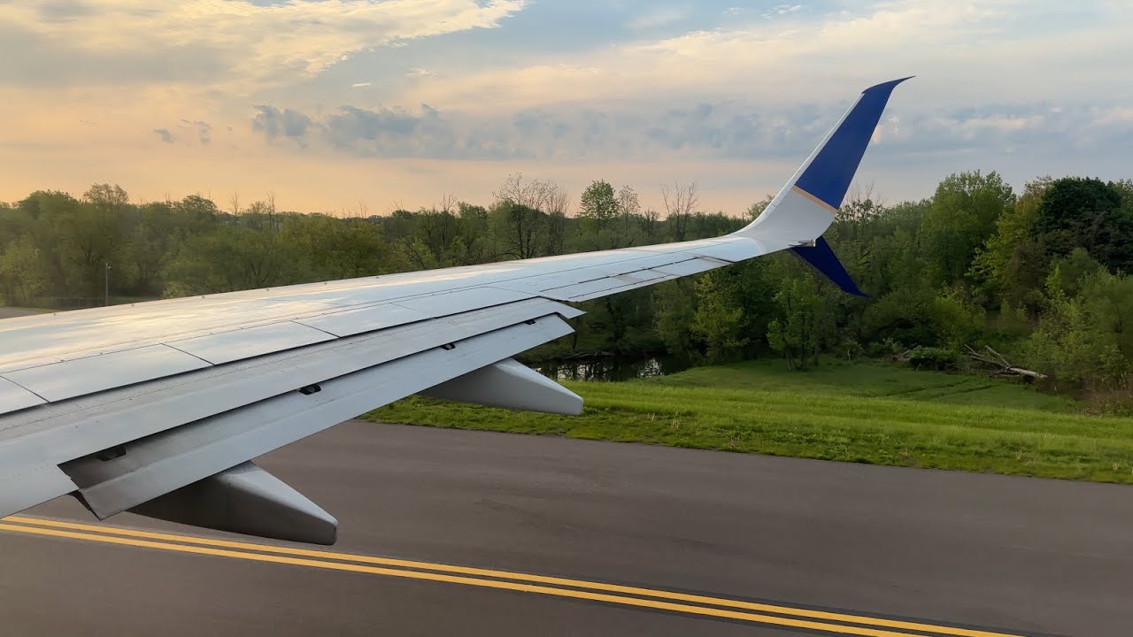 Morning Takeoff from Buffalo on a United Boeing 737-700