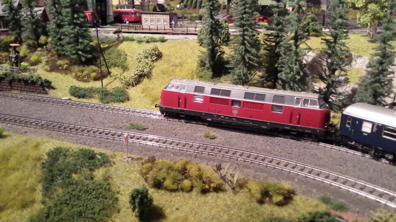 V200.1 (221 120) mit Schnellzug
