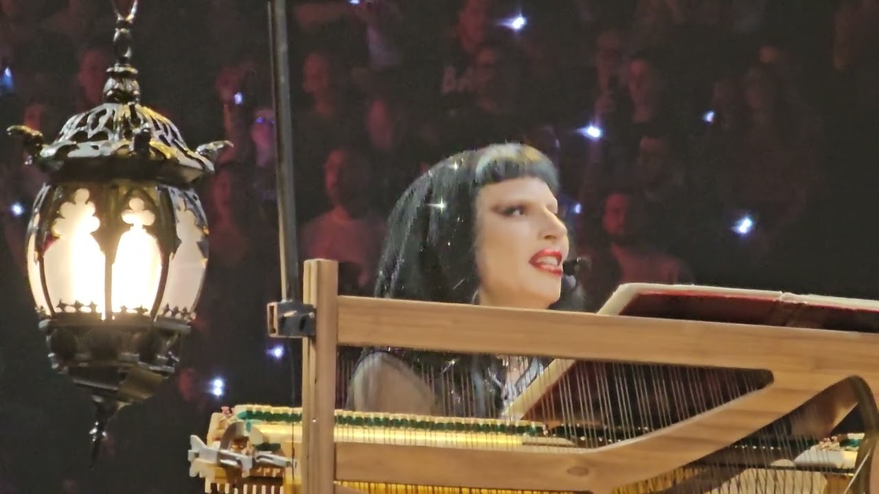 Lady Gaga - Always Remember Us This Way (Live LDLC ARENA LYON 14/11/25)