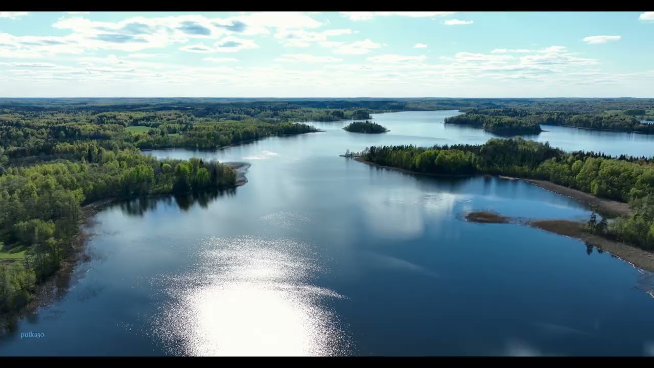 .Ežezers un ainavas tam blakus.Ezezers and the landscapes next to it.Ežezers и пейзажи рядом с ним.