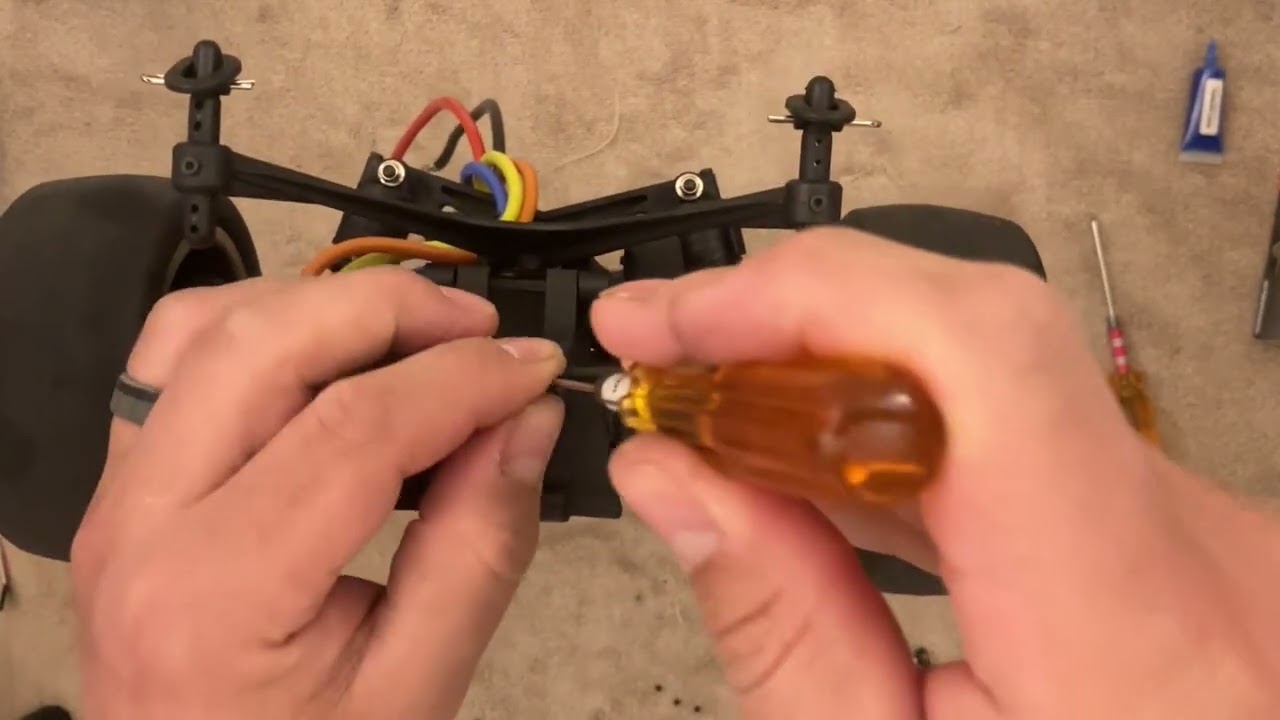 How to install a sway bar kit LOS334021 in a Losi 22s No Prep Drag Car: What is a Sway bar good for?
